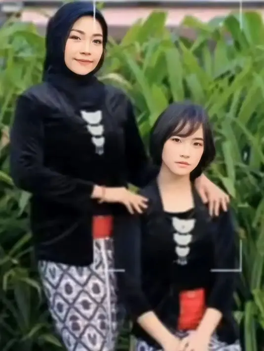 Freya Jayawardana, member JKT48 yang kini naik daun. Paras cantik Freya didapatkan dari sang ibu yang memesona. Gaya Freya pakai baju adat Jawa ini sukses banjir pujian warganet. (Liputan6.com/IG/jkt48.freya)