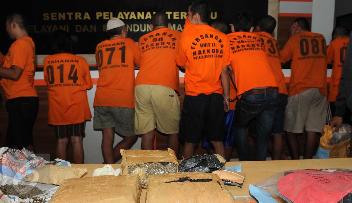 Barang bukti Narkoba beserta tersangka saat digelar rilis di Polres Jakarta Timur, Sabtu (6/2). Sebanyak 3,1 kg Ganja dan 1/4 kg sabu dan 419 butir pil ekstasy diamankan petugas Polres Jakarta Timur. (Liputan6.com/Helmi Afandi)