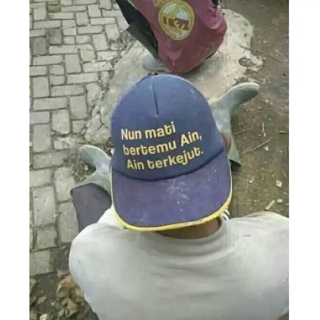 6 Tulisan di Topi Ini Absurd Banget, Nyelenehnya Bikin Senyum