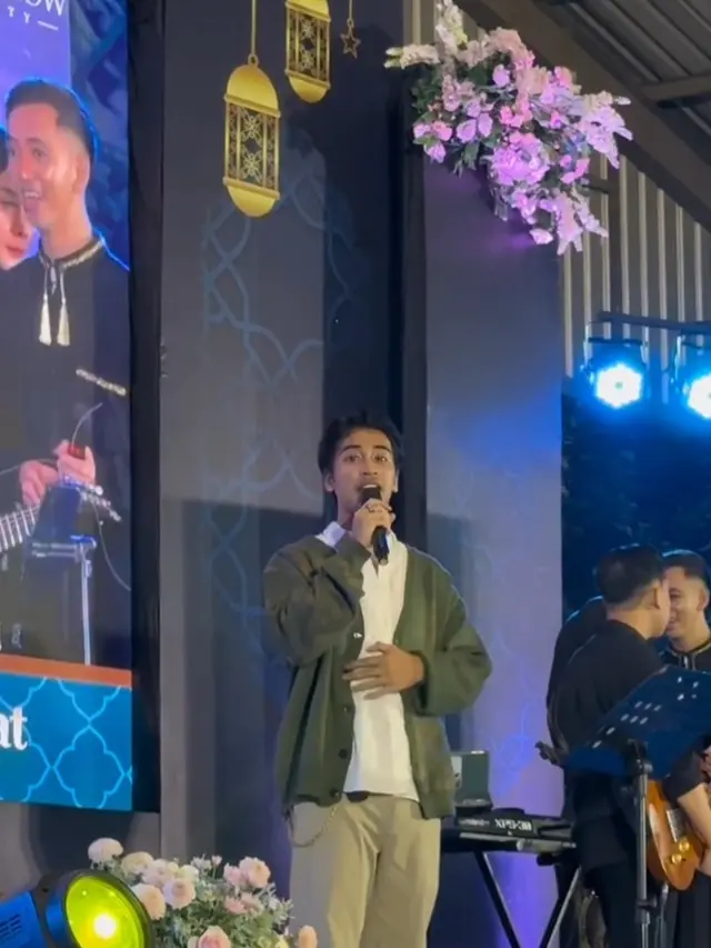 Potret Umi Pipik Hadiri Acara Bukber dengan Anak Yatim, Abidzar dan Bilal Kawal Bak Bodyguard
