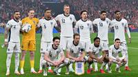 (Dari kiri ke kanan) Bek Inggris #02 Kyle Walker, kiper Inggris #01 Jordan Pickford, bek Inggris #05 Ezri Konsa, bek Inggris #12 Dan Burn, gelandang Inggris #17 Curtis Jones, gelandang Inggris #10 Jude Bellingham, dan penyerang Inggris #11 Marcus Rashford, (dari kiri ke kanan) gelandang Inggris #04 Declan Rice, penyerang Inggris #09 Harry Kane, bek Inggris #23 Myles Lewis-Skelly, dan gelandang Inggris #07 Phil Foden, berpose untuk foto bersama sebelum kick-off pertandingan kualifikasi Piala Dunia 2026 Grup K antara Inggris dan Albania, di stadion Wembley di London, Sabtu dini hari WIB (22-3-2025). (Glyn KIRK/AFP)