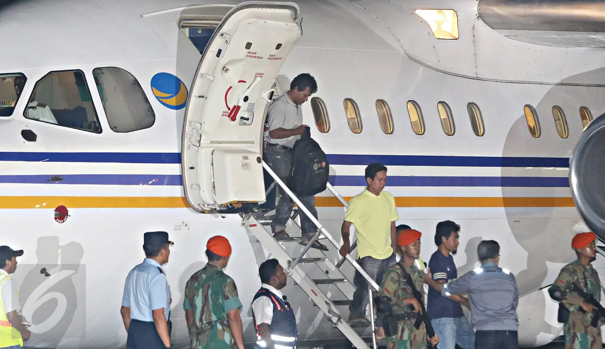 10 WNI yang dibebaskan oleh kelompok Abu Sayyaf di Filipina turun dari pesawat di Bandara Halim Perdanakusuma, Jakarta, Minggu (1/5) malam. Mereka akan menjalani pemeriksaan di RSPAD, sebelum diserahkan ke pihak keluarga. (Liputan6.com/Immanuel Antonius)