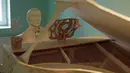 Patung menyerupai pianis yang dibuat dari susunan batang korek di studio seniman Tomislav Horvat di Podturen, Kroasia, Kamis (27/10). Patung seberat 100 kg ini dibuat selama 30 bulan dari susunan sekitar 210.000 batang korek api. (REUTERS/Antonio Bronic)