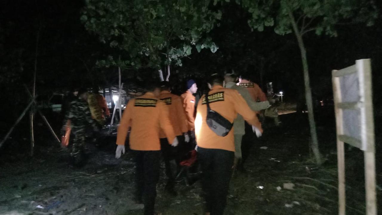 SAR gabungan mengevakuasi satu nelayan yang meninggal dunia akibat perahu terbalik di laut selatan Cilacap, Jawa Tengah. (Foto: Liputan6.com/Basarnas)