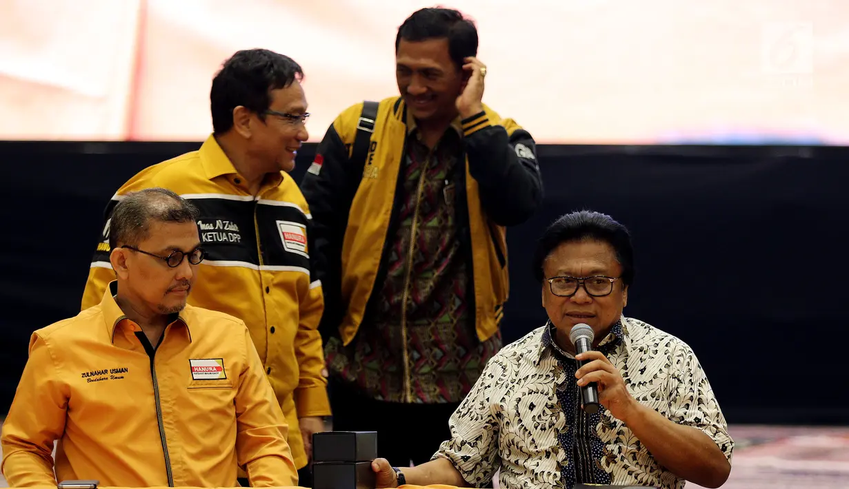 Ketua Umum Partai Hanura Oesman Sapta Odang (kanan) saat memimpin rapat koordinasi bersama Ketua DPD Partai Hanura se-Indonesia di Jakarta, Rabu (6/6). Rapat membahas komunikasi dan koordinasi DPD Partai Hanura se-Indonesia. (Liputan6.com/JohanTallo)