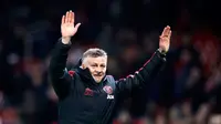 Selebrasi manajer sementara Manchester United (MU) Ole Gunnar Solskjaer saat timnya menekuk Huddersfield dalam Premier League di Old Trafford, Manchester, Rabu (26/12). MU meneruskan catatan impresif di bawah asuhan Solskjaer. (Martin Rickett/PA via AP)