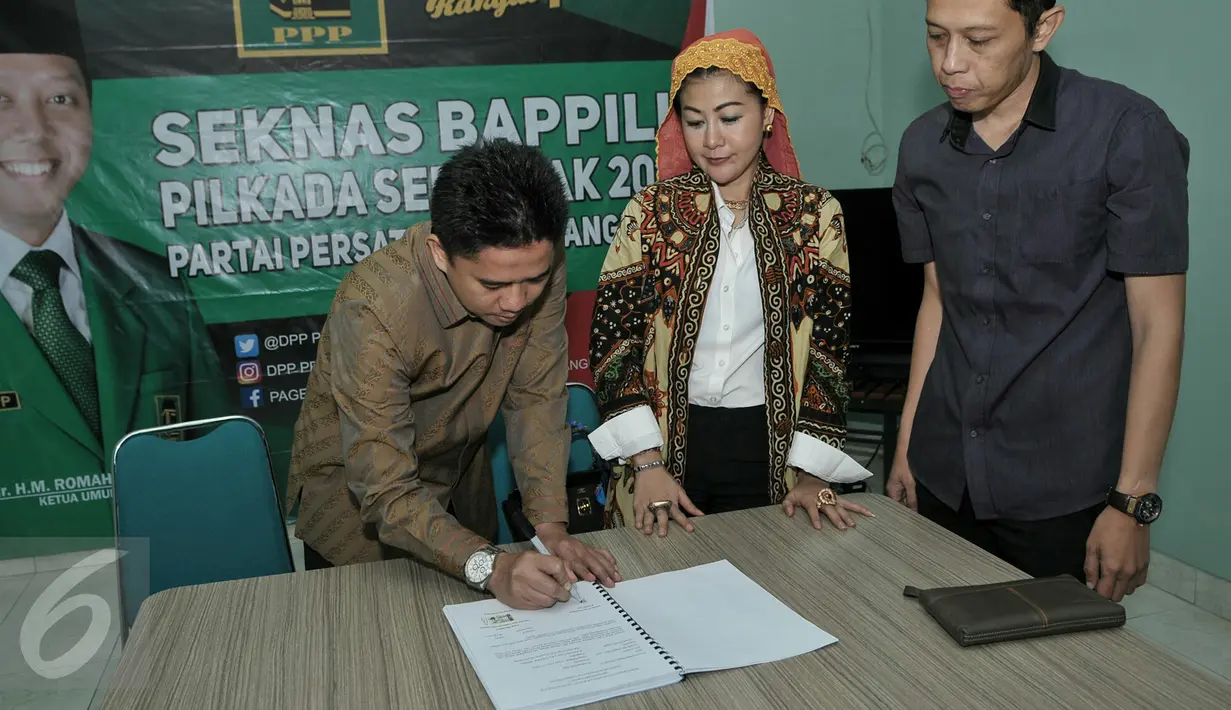 Perwakilan Seknas Bappilu DPP PPP menandatangani serah terima pengembalian formulir pendaftaran bacagub Hasnaeni alias Wanita Emas, Jakarta, Senin (20/6). (Liputan6.com/Yoppy Renato) 