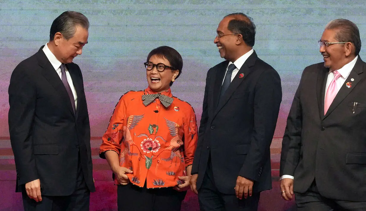 Retno menuturkan, perdagangan antara ASEAN dengan China mencapai USD 975 miliar. Di mana China juga menjadi sumber investasi asing terbesar keempat bagi ASEAN dengan nilai USD 13,8 miliar di tahun 2021. (AP Photo/Tatan Syuflana, Pool)