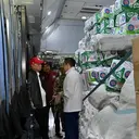 Seskab Teddy Paparkan Perkembangan Pengiriman Bantuan ke NTT