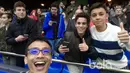 Fans cilik berfoto bersama sebelum mendukung tim kesayangannya Deportivo La Coruna berlaga melawan Barcelona di Stadion Riazor. (Bola.com/Okky Herman Dilaga)