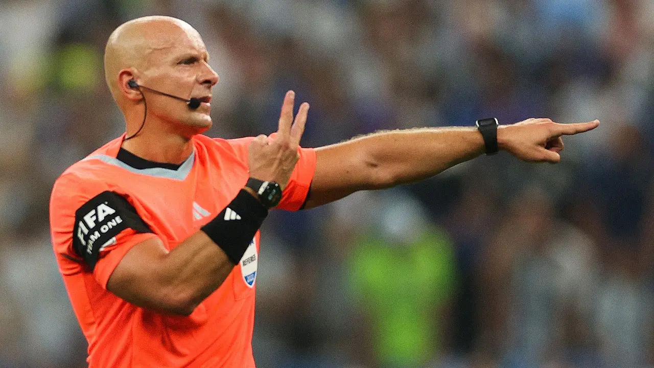 Foto: Melihat Aksi-Aksi Szymon Marciniak, Wasit yang Akan Pimpin Laga Final Liga Champions 2022/2023