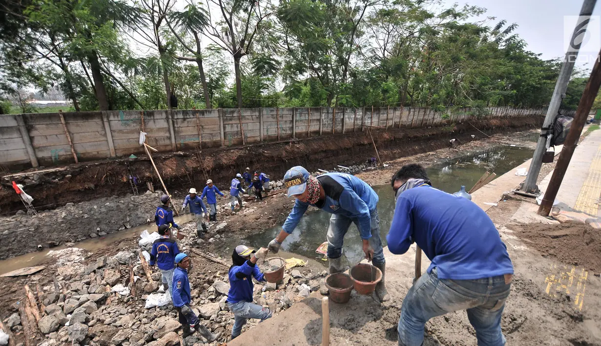 Pekerja Dinas Sumber Daya Air Jaktim menyelesaikan perbaikan turap di daerah aliran Kali Sunter, Jakarta, Rabu (31/10). Perbaikan ini merupakan bagian proyek normalisasi kali guna antisipasi banjir di kala musim penghujan. (Merdeka.com/Iqbal S. Nugroho)
