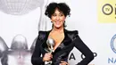 Aktris Tracee Ellis Ross berpose dengan piala penghargaan dalam perannya pada serial komedi "Black-Ish" pada NAACP Image Awards , California (5/2/16). NAACP Adalah asosiasi sosial yang menolak adanya rasisme di Amerika. (REUTERS/Danny Moloshok)