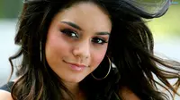 Peduli Laut, Vanessa Hudgens Berdandan ala <i>Mermaids</i>