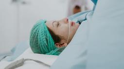 Potret wajah tegang Sarah Keihl ketika dokter sudah melakukan tindakan. Tegang dan terharu tentunya dirasakan oleh artis berusia 28 tahun ini dalam satu waktu. Selama masa kehamilannya, Sarah Keihl aktif bagikan potret diri dan aktivitasnya di media sosial. Ucapan selamat ramai dibubuhkan netizen dan rekan selebriti atas kelahiran buah hati Sarah, salah satunya Ranty Maria. (Liputan6.com/IG/@sarahkeihl)