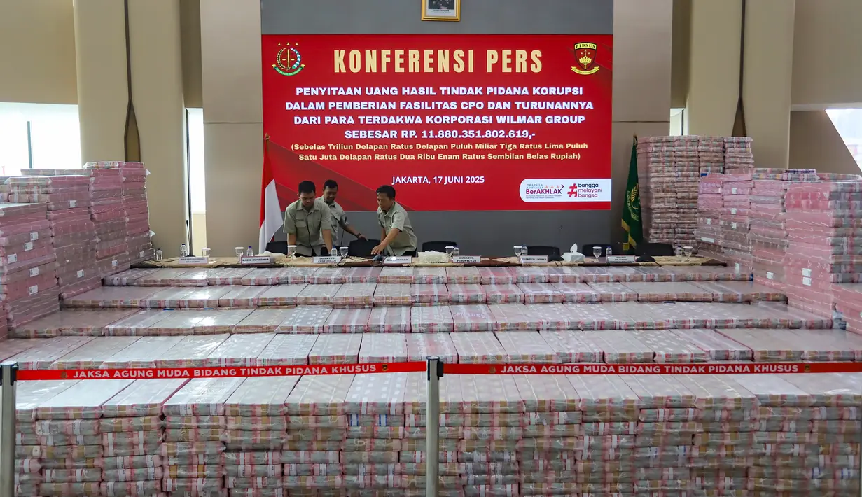 Uang tersebut merupakan pengembalian kerugian keuangan negara dari terdakwa korporasi Wilmar Group terkait tindak pidana korupsi dalam pemberian fasilitas ekspor minyak sawit mentah (CPO) berikut turunannya. (merdeka.com/Arie Basuki)