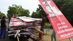 Dalam masa tenang kampanye, sejumlah atribut partai pun masih terpasang tim gabungan pun diturunkan untuk membesihkan.