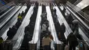 Para pelancong menaiki eskalator di Stasiun Kereta Api Beijing Barat di Beijing, Rabu, 18 Januari 2023. China pada Desember mencabut kebijakan "nol-COVID" yang ketat, melepaskan gelombang keinginan perjalanan yang terpendam, terutama di sekitar waktu terpenting China untuk pertemuan keluarga, yang disebut di China sebagai Festival Musim Semi, yang mungkin satu-satunya waktu di satu tahun ketika pekerja perkotaan kembali ke kampung halaman mereka. (AP Photo/Mark Schiefelbein)