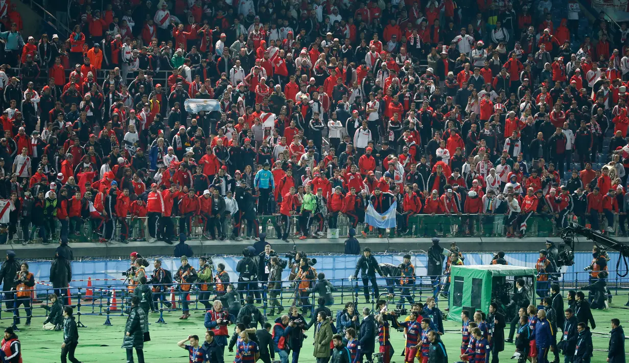 Para suporter merayakan kemenangan Barcelona usai menundukkan River Plate 3-0, dalam final Piala Dunia Antar Klub 2015 di Stadion Internasional Yokohama, Jepang, Minggu (20/12). Barca menaklukan River Plate 3-0. (Reuters/Thomas PeterLivepic)