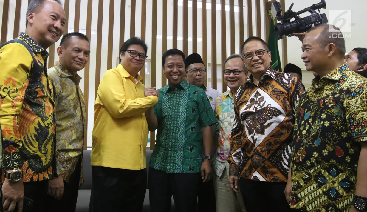 Ketum Partai Golkar Airlangga Hartarto berjabat tangan dengan Ketum PPP Romahurmiziy di Kantor DPP PPP, Jakarta, Kamis (28/6). Airlangga tiba di Kantor DPP PPPP sekitar pukul 17.00 WIB. (Liputan6.com/Arya Manggala)