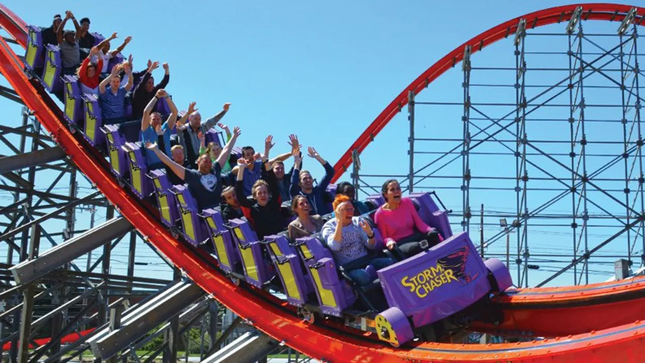 Ibu muda yang memiliki payudara besar ini dilarang naik rollercoaster