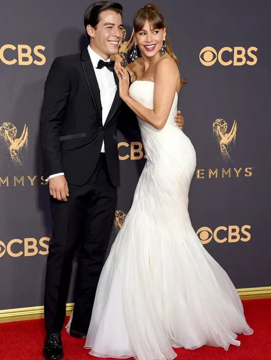 Aktris Sofia Vergara bersama Manolo Gonzalez Vergara berpose di karpet merah Emmy Awards 2017 di Los Angeles, Minggu (17/9). Aktris 45 tahun itu tampak meletakkan kedua tangannya di bahu pria muda dengan setelan jas. (Richard Shotwell/Invision/AP)