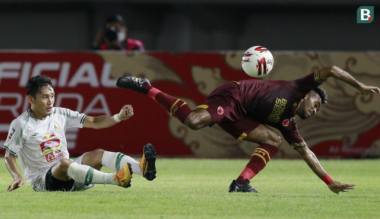 Pemain PS Sleman, Derry Rachman (kiri) menghalangi laju dari pemain PSM Makassar, Yakob Sayuri, pada laga perebutan juara tiga Piala Menpora 2021 di Stadion Manahan, Solo, Sabtu (24/4/2021). (Bola.com/M Iqbal Ichsan)