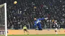 Pemain Juventus Paulo Dybala (kanan) mencetak gol ke gawang Udinese pada pertandingan Coppa Italia 2019/2020 di Allianz Stadium, Turin, Italia, Rabu (15/1/2020). Juventus menang 4-0. (Fabio Ferrari/LaPress via AP)