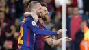 Penyerang Barcelona, Lionel Messi melakukan selebrasi bersama Aleix Vidal usai mencetak gol ke gawang Eibar pada La Liga Spanyol di stadion Camp Nou di Barcelona, Spanyol, (19/9). Messi mencetak empat gol dipertanding ini. (AFP Photo/Pau Barrena)