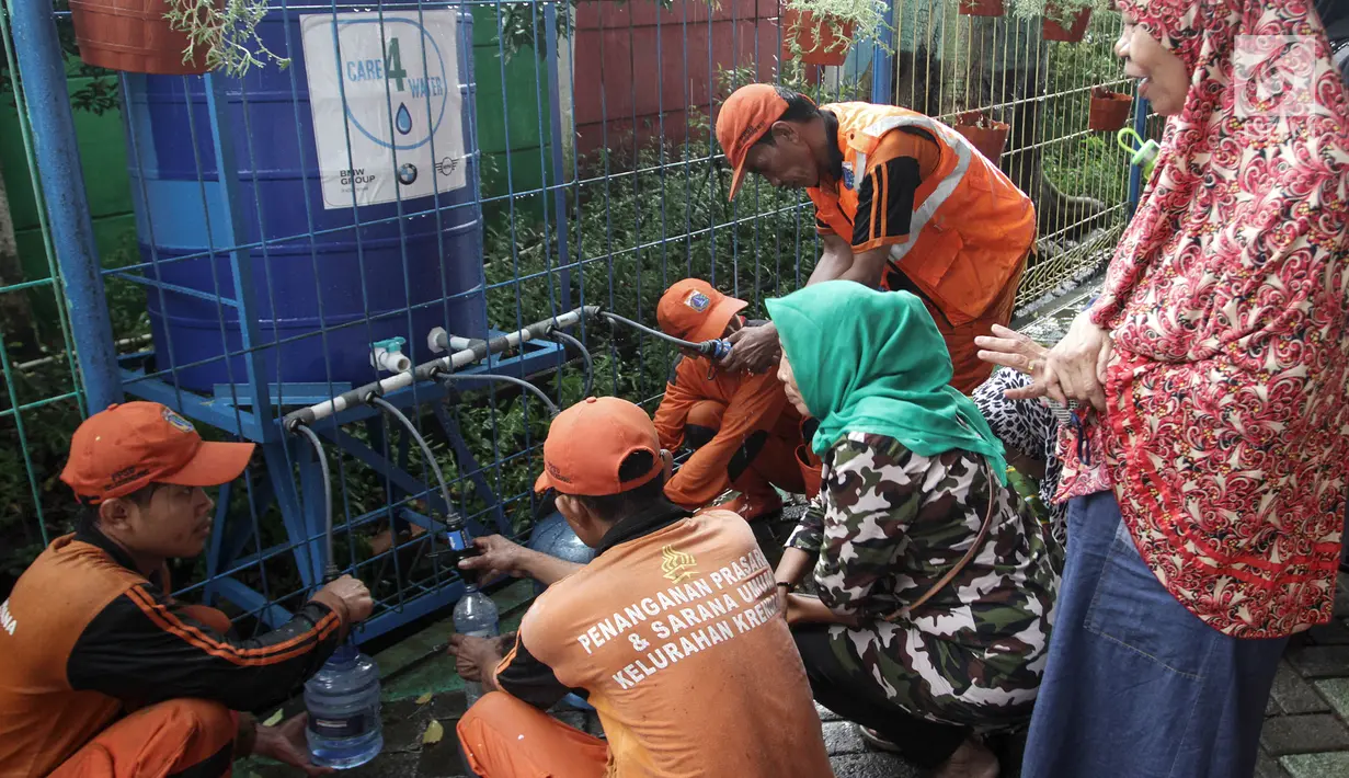 Petugas PPSU dan warga antre mengambil air bersih dari tanki air yang telah dilengkapi filter Care4Water di RPTRA Krendang, Tambora, Jakarta Barat, Minggu (28/4/2019). Filter yang dilengkapi dengan membran 0,1 micron menyaring kotoran hingga bakteri. (Liputan6.com/Ismail)