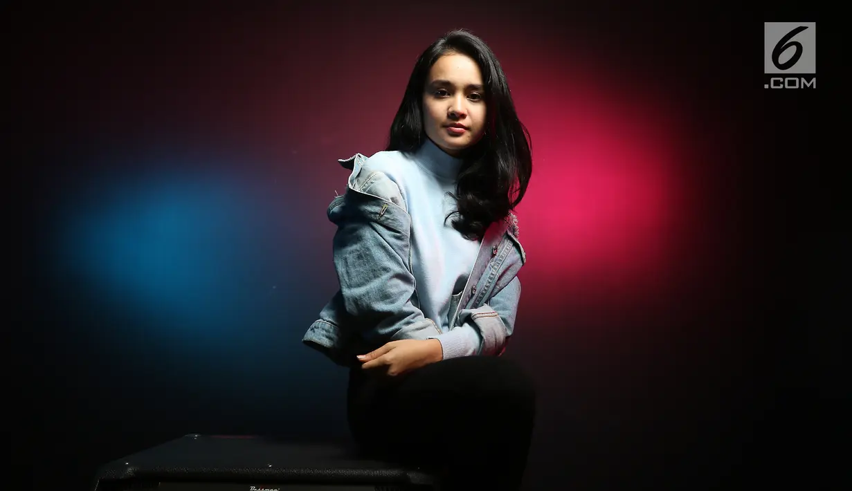 Aktris Michelle Ziudith bergaya saat sesi foto di kantor Liputan6.com, SCTV Tower, Jakarta, Selasa (22/8). Dalam film tersebut, Michelle Ziudith berperan sebagai Alana dan akan beradu peran bersama Aktor Jefri Nichol. (Liputan6.com/Fatkhur Rozaq)