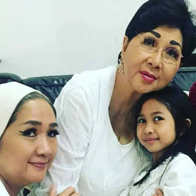Sampaikan Kabar Ibu Wafat, Ini 6 Potret Petty Anak Sulung Titiek Puspa Bareng Ibunda