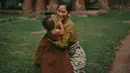 Keanggunan Tara Basro terpancar dalam balutan baju tradisional masyarakat Desa Tenganan Pegringsingan Karang Asem. Aktris 28 tahun ini terlihat sangat keibuan saat bercengkrama dengan anak kecil. (Liputan6/IG/tarabasro)