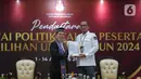 Ketua KPU RI Hasyim Asy'ari menerima berkas dari Ketua Partai Reformasi Syamsahril Kamal di Gedung Komisi Pemilihan Umum (KPU) RI, Jakarta, Senin (1/8/2022). Pendaftaran calon partai politik (parpol) peserta Pemilu dimulai tanggal 1 hingga 14 Agustus 2022. Pada hari pertama partai yang mendaftar yakni PDIP, PKS, PKP, Partai Reformasi, Partai Nasdem, Partai Prima, Perindo, dan PBB. (Liputan6.com/Angga Yuniar)