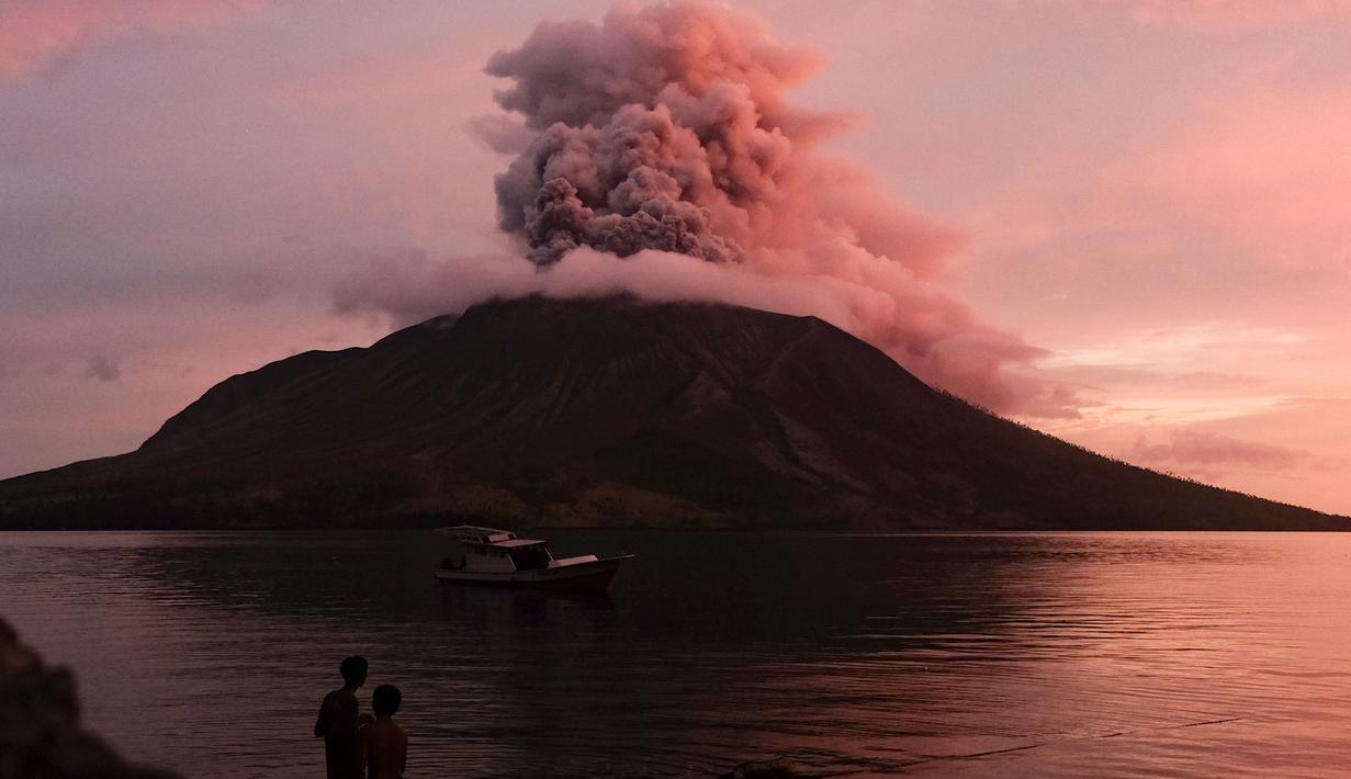 Gunung berapi Ruang kembali mengeluarkan material abu vulkanik di Kabupaten Sitaro, Sulawesi Utara, pada 19 April 2024. (Ronny Adolof BUOL/AFP)