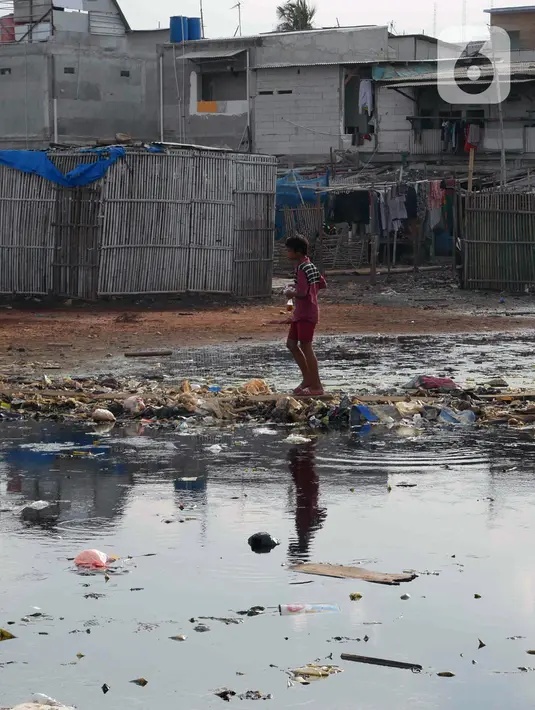 Seorang anak berjalan di daerah kumuh kawasan Jakarta, Kamis (13/1/2022). Wakil Presiden Ma'ruf Amin mengatakan, dari 147 kabupaten/kota wilayah pesisir ada 1,3 juta masyarakat miskin ekstrem yang jadi target pengentasan. (Liputan6.com/Angga Yuniar)