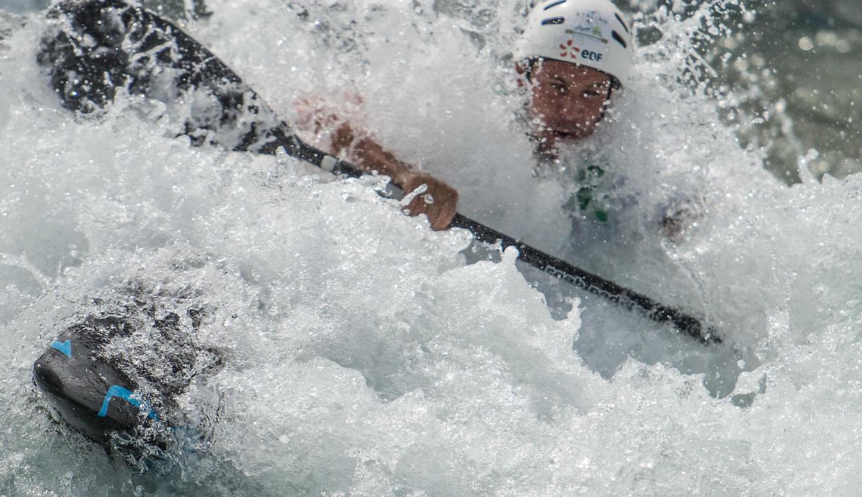 Juara dunia kayak 2015 asal Prancis, Boris Neveu, berlatih dalam tes event nomor kano dan kayak jelang olimpiade di Rio de Janeiro, Beazil, (26/11/2015). (AFP/Christophe Simon)