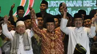 Rois Am PBNU terpilih, KH Ma'ruf Amin (kiri), Ketua PBNU terpilih, KH Said Aqil Siradj (tengah) dan Ketua Panitia Daerah Muktamar NU ke-33 Saifullah Yusuf saat penutupan Muktamar NU di Jombang, Jawa Timur, Kamis (6/8/2015). (Liputan6.com/Johan Tallo)