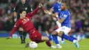 Pemain Liverpool, Takumi Minamino, berebut bola dengan pemain Everton, Djibril Sidibe, pada laga Piala FA di Stadion Anfield, Minggu (5/1/2020). Liverpool menang 1-0 atas Everton. (AP/Jon Super)