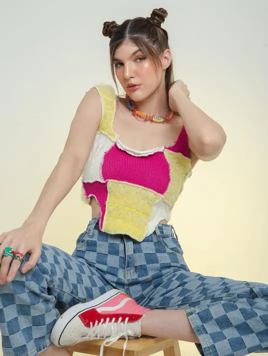 Mikaila sangat pandai berpose saat sesi pemotretan. Gaya penampilannya yang kece sukses membuat warganet terpesona. Ia sering bagikan foto-foto kece di sesi pemotretan melalui Instagramnya. (Liputan6.com/IG/mikailapatritz)