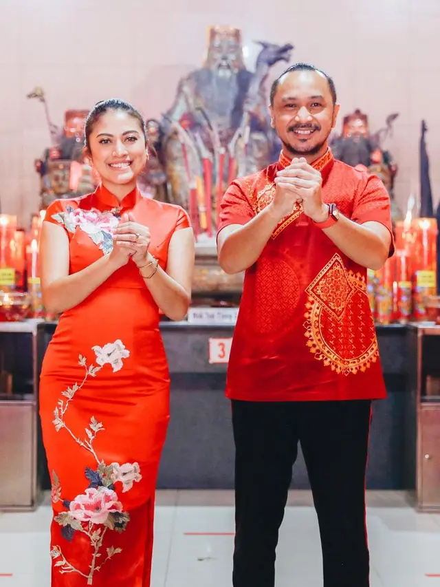 Giring Ganesha atau dikenal Giring eks Nidji menyampaikan ucapan selamat imlek 2022 bersama sang istri, Cynthia Riza (https://www.instagram.com/p/CZawobnJuDr/)