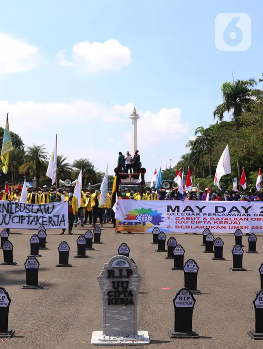 Puluhan nisan berjejer rapi di sekitar area Monas, Jakarta, pada Hari Buruh Internasional, Sabtu (1/5/2021). Nisan hitam itu dihiasi tulisan yang mewakili perasaan para buruh, Antara lain RIP PHK Murah, Bebasnya Outsourcing, RIP Cuti Hamil, RIP Satuan Upah-Perjam. (Liputan6.com/Angga Yuniar)
