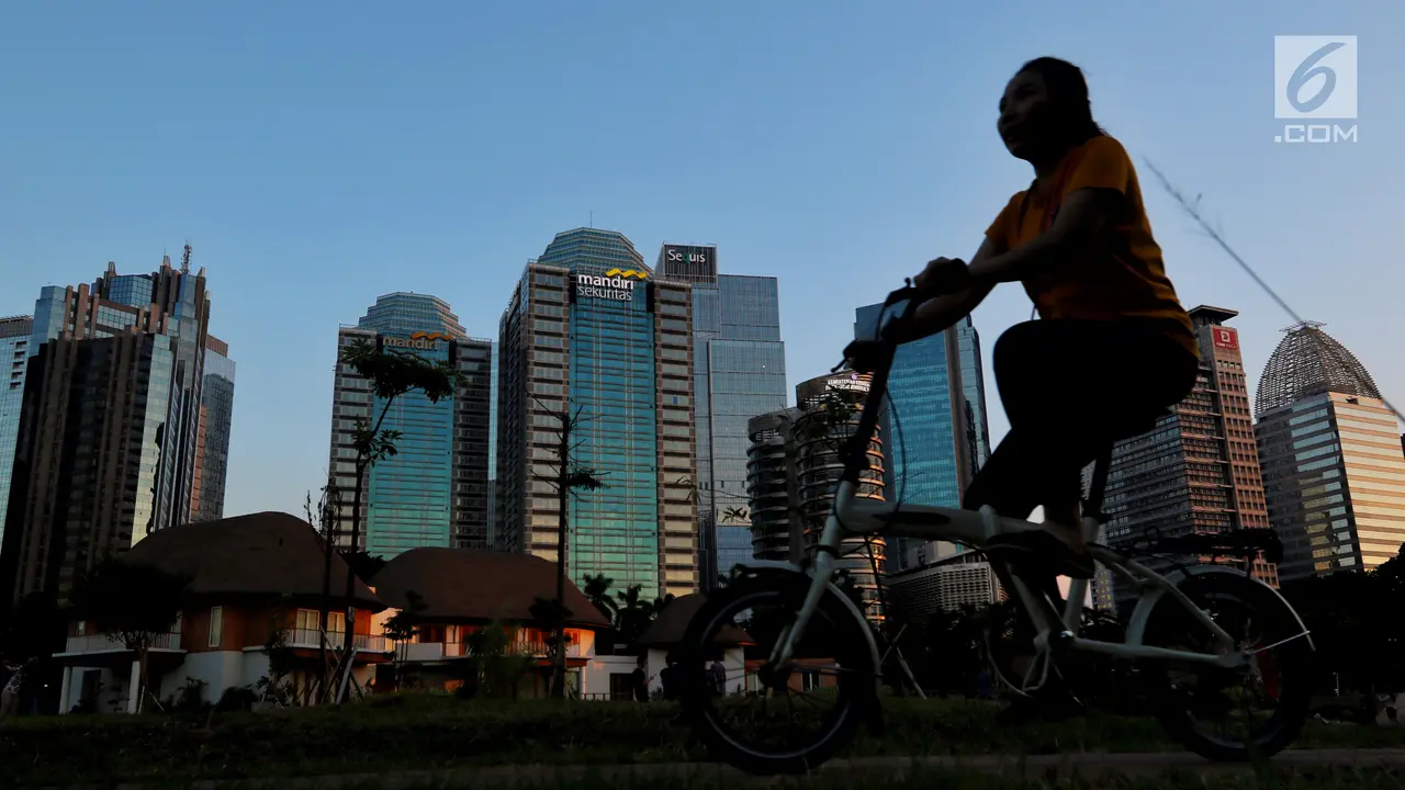 Menikmati Udara Sejuk Hutan Kota Jakarta