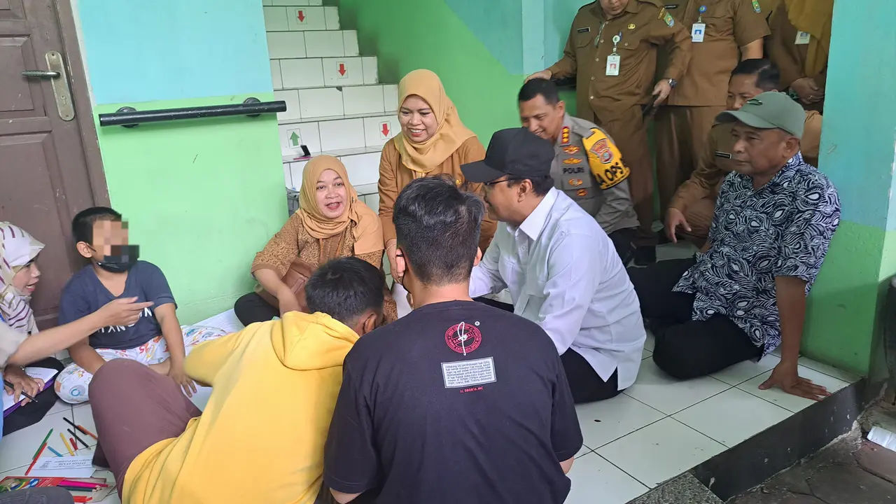Menteri Sosial Saifullah Yusuf atau Gus Ipul, kunjungi Panti Asuhan Yayasan Darussalam An Nur, di Kecamatan Pinang dan juga Rumah Perlindungan Sosial (RPS), Kota Tangerang.