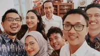 Jokowi wefie bersama para staf khusus Presiden pada Senin, 2 Desember 2019. (dok. Instagram @angkie.yudistia/https://www.instagram.com/p/B5kvFFiBXF_/Putu Elmira)