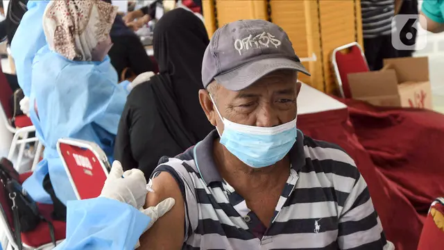 FOTO: Vaksinasi Massal untuk Warga Lansia
