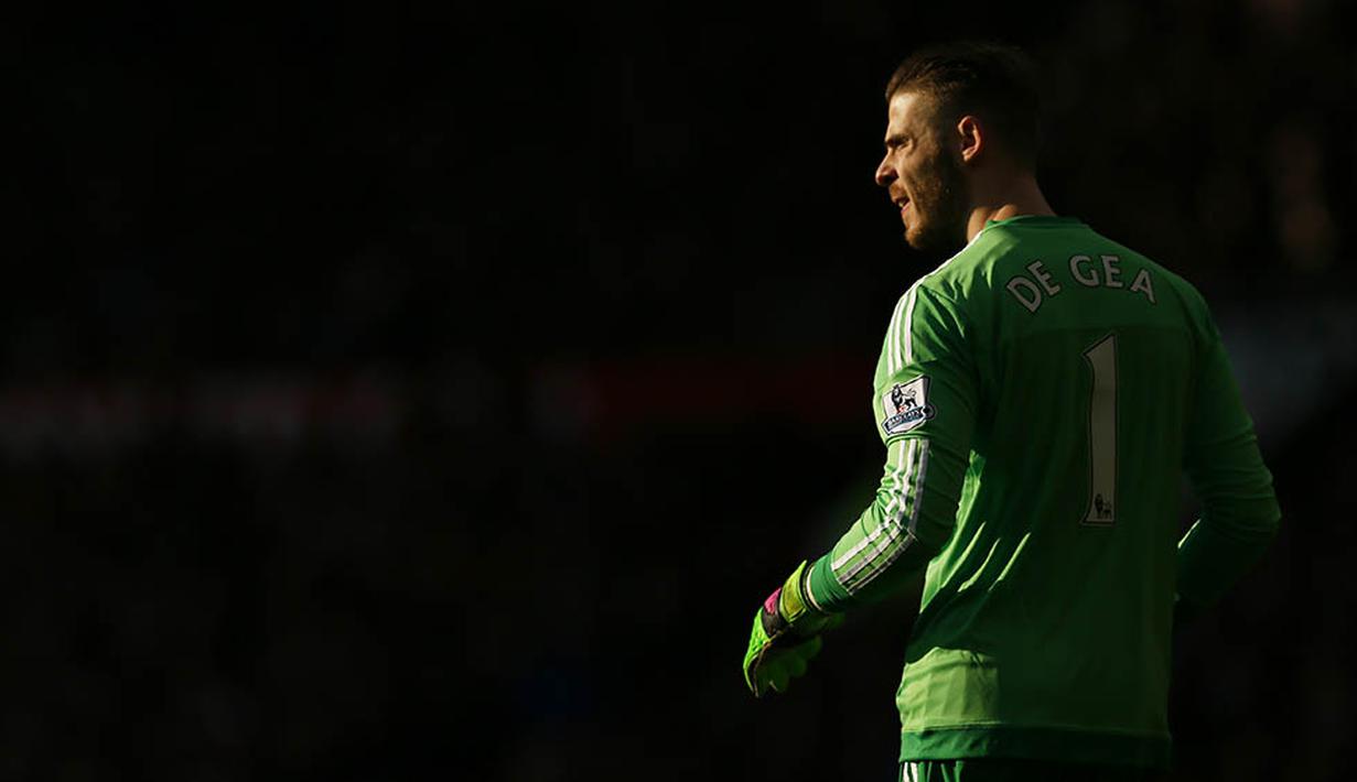 1. Kiper Manchester United, David De Gea, tampak silau terkena sorot mahahari saat laga Liga Premier Inggris melawan Arsenal di Stadion Old Trafford, Minggu (28/2/2016). MU berhasil menaklukan Arsenal 3-2. (Reuters/Jason Cairnduff)