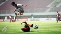 Pemain Persipura Ferinando Pahabol (bawah) berusaha mengambil bola dari pemain Surabaya United, M.Faturahman saat laga 8 besar Piala Jenderal Sudirman di Stadion Maguwoharjo, Sleman, Selasa (22/12/2015). Persipura menang 2-0. (Foto: Boy Harjanto)