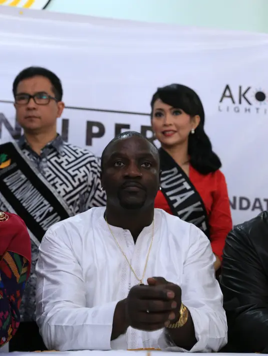 Pada tahun 2013 silam, Akon membantu penerangan di Afrika. Ia terlibat dalam program Akon Lighting Africa. Akon mengaku senang bisa memperlebar program sosialnya. (Adrian Putra/Bintang.com)