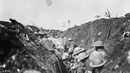 Sejumlah tentara Kanada berlindung di sebuah parit ketika pertempuran Somme, Prancis, pada 1916. Pertempuran ini berlangsung pada periode 1 Juli-18 November 1916. W.I. Castle/Library and Archives Canada/PA-000733/Handout via REUTERS.